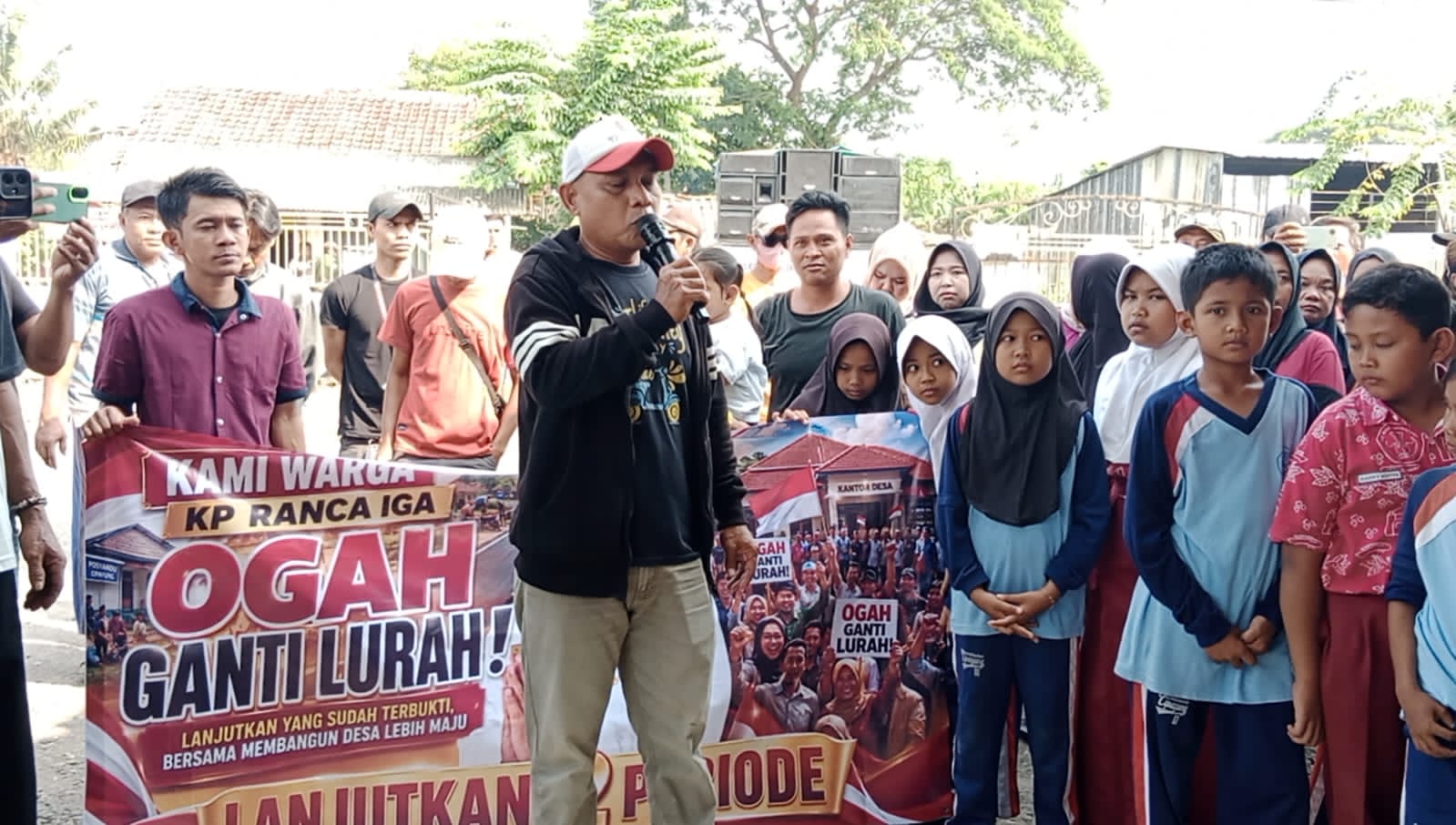 Warga Cipayung “Grudug” Kediaman H. Ajan, Meminta Maju Kembali di Pilkades 2026-2034