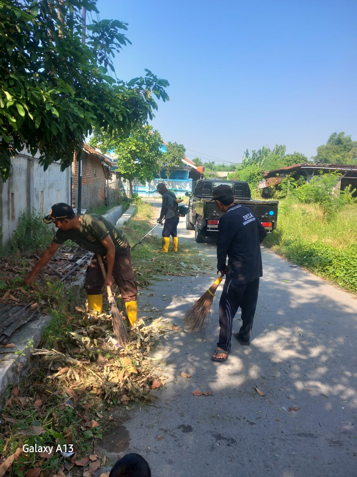 Aparatur Desa Rengasdengklok Selatan Laksanakan Jumsih Bersama Warga