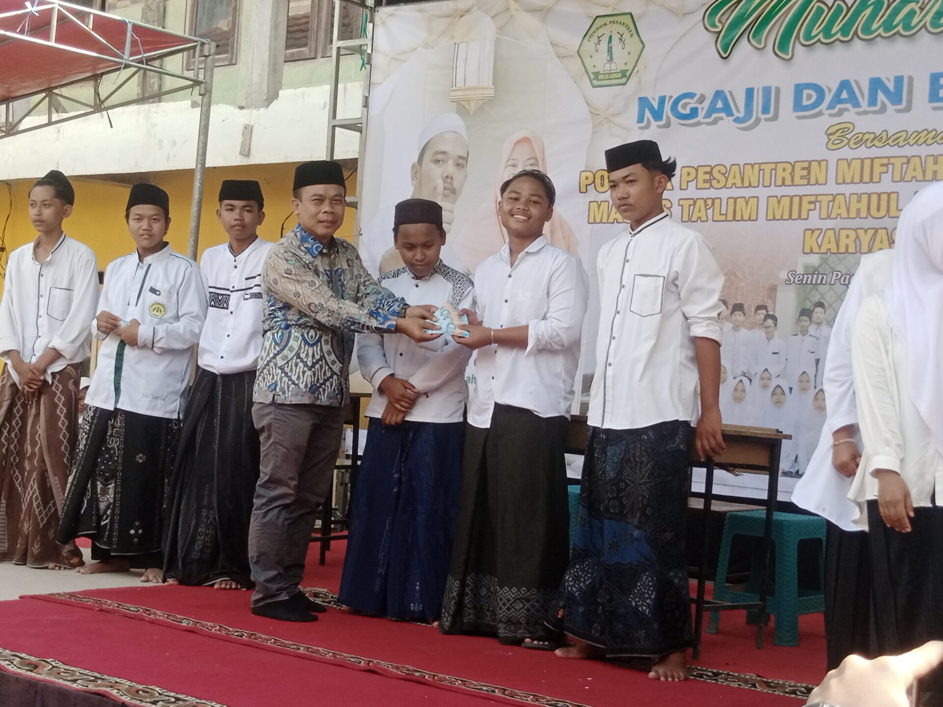 Pondok pesantren Miftahul Huda Karawang Santuni (60)Anak Yatim pada Bulan Muharam 1448 H
