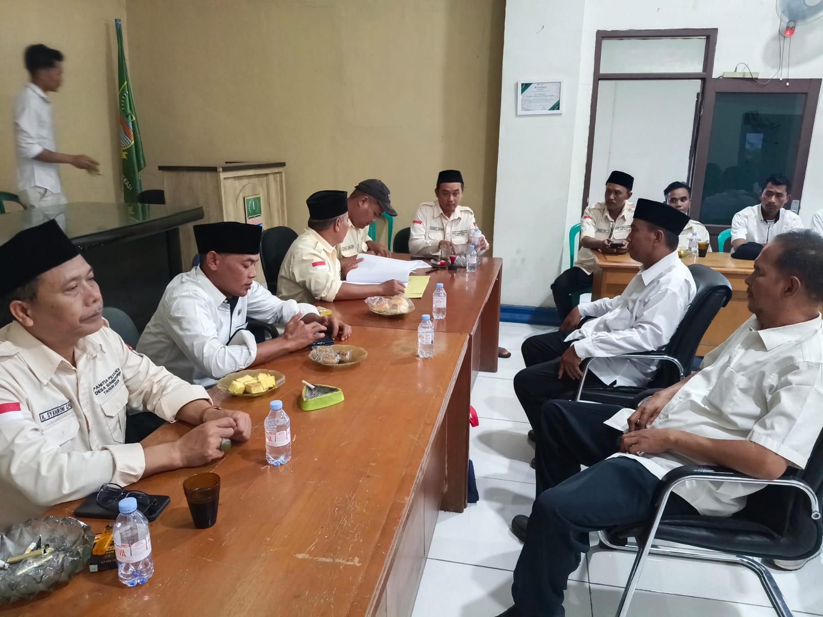 Pendukung Marjono Tumpah Ruah Padati jalan dan Halaman Kantor Desa, Mengawal Prosesi Pendaftaran