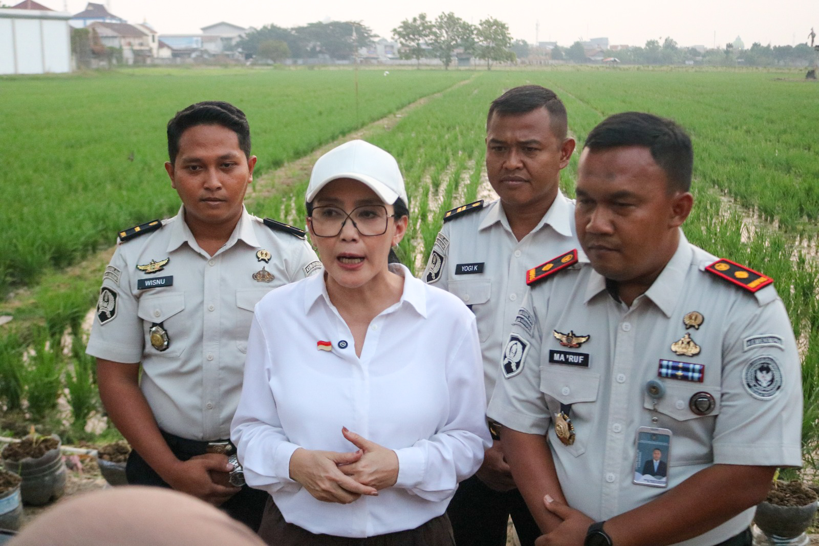 RIEKE DIAH PITALOKA PENINJAUAN LAYANAN WARGA BINAAN, LAPAS KARAWANG TUAI APRESIASI ATAS PROGRAM KETAHANAN PANGAN