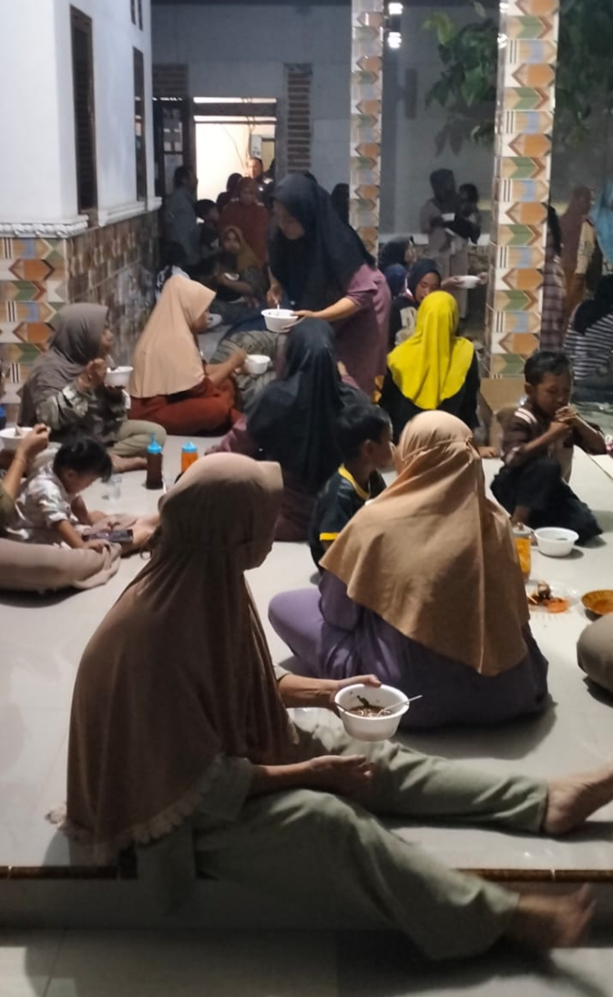Ratusan Ema Ema Pendukung Marjono makan baso bersama simpatisan di Babakan Banten