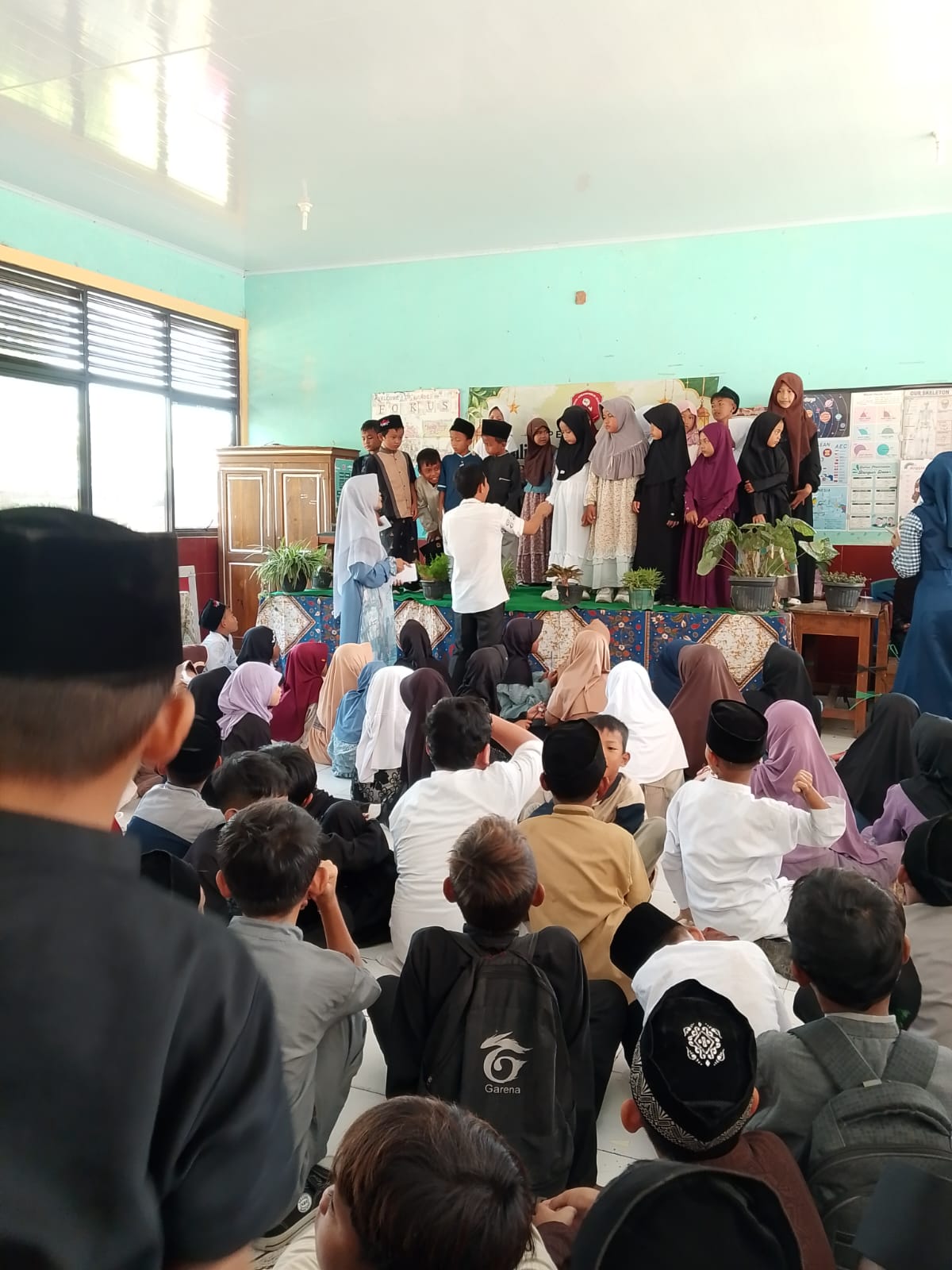 SDN Rengasdengklok Selatan VI Peringati Maulid Nabi, Santunan Anak Yatim Jadi Edukasi Kepedulian Terhadap Sesama