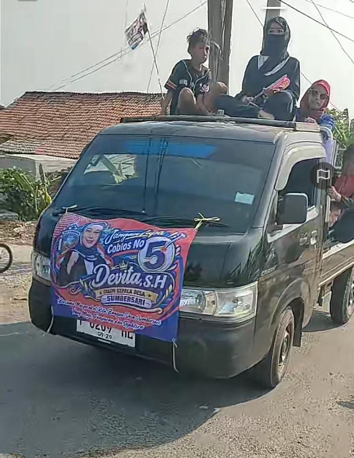 Dukungan Penuh Terhadap Devita SH. juga terdengar dari berbagai penjuru . Massa secara bergantian meneriakkan , “Devita SH Menang, 5 Pasti Menang!”