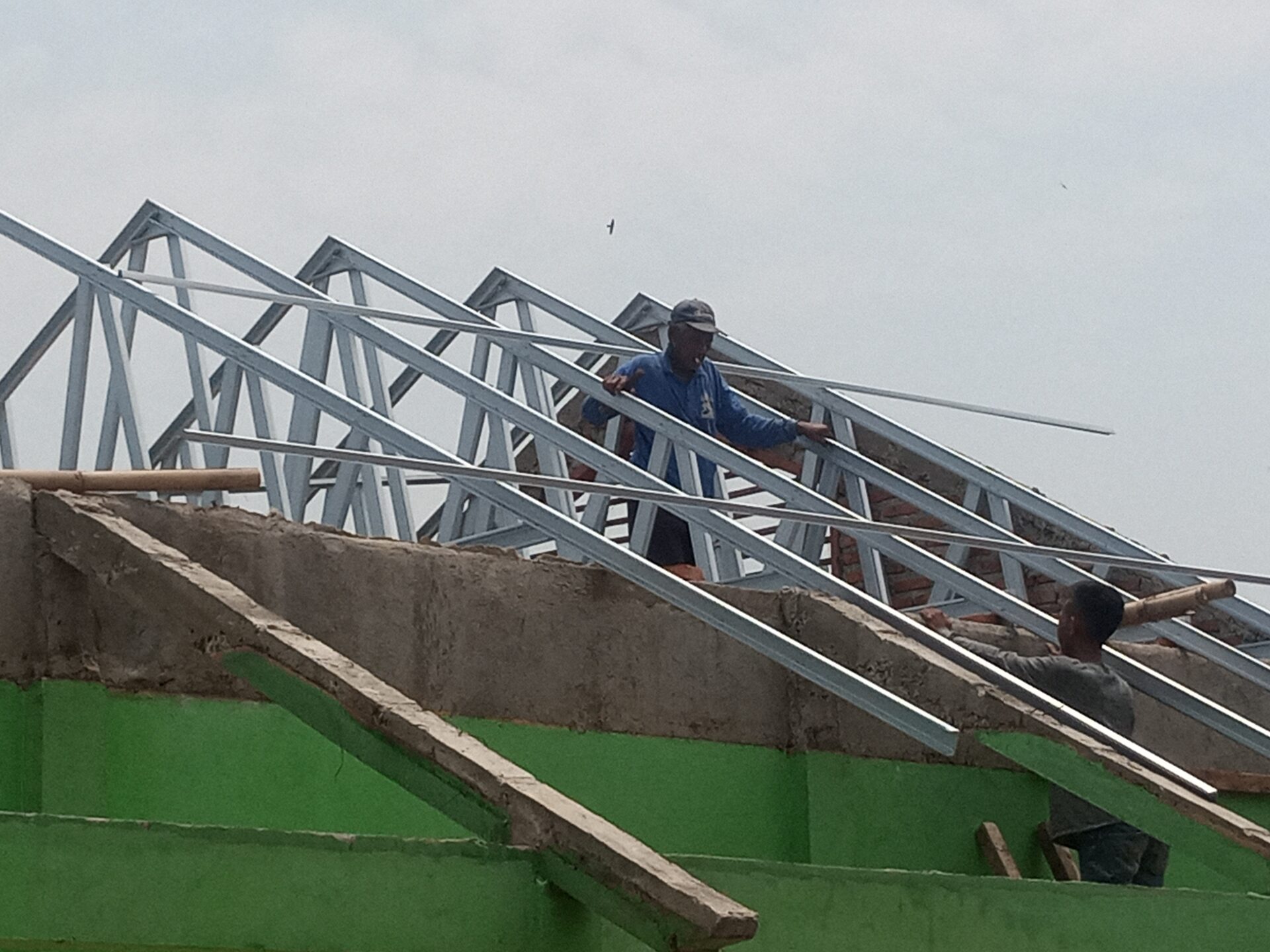 Rehab SMPN Satu Atap 1 Rawamerta Pekerja Tanpa K3A Warga Pertanyakan?