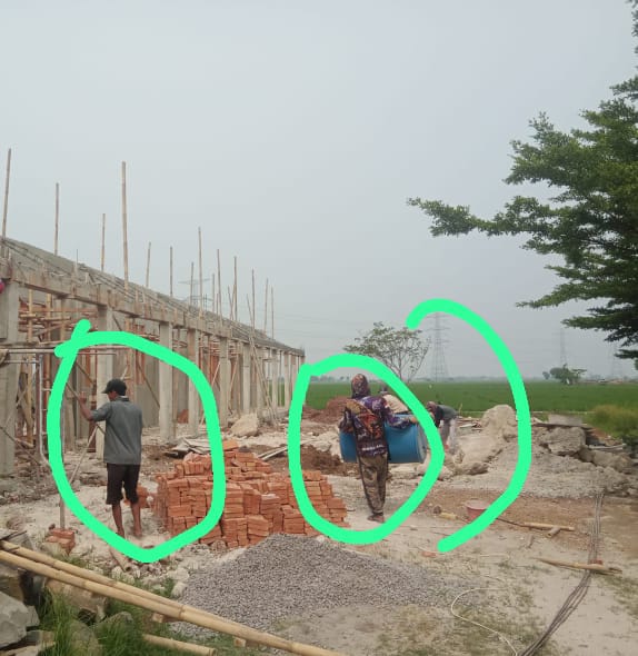 Pembangunan Ruang Kelas Baru Pos Paud Bhakti Kencana, Banyak Pekerja Diduga Tak Pakai Perlengkapan K3